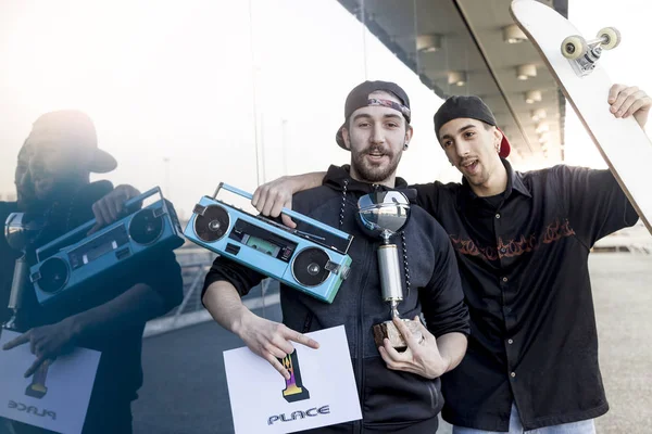 Gelukkig jonge jongens vieren hun eerste plaats in een skateboarder c — Stockfoto