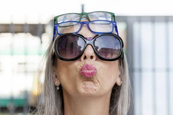 Portrait drôle de dame avec beaucoup de lunettes sur la tête — Photo