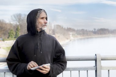 atlet metal köprüde germe yapıyor. Sağlıklı yaşam tarzı