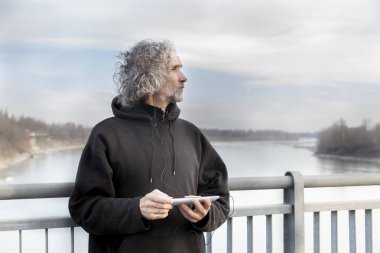 atlet metal köprüde germe yapıyor. Sağlıklı yaşam tarzı