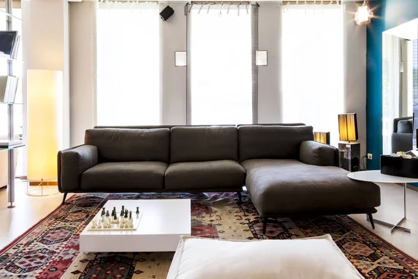Moderno y hermoso apartamento en el interior de una casa de lujo —  Fotos de Stock
