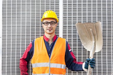 bir kask giyen genç bir mühendis portresi