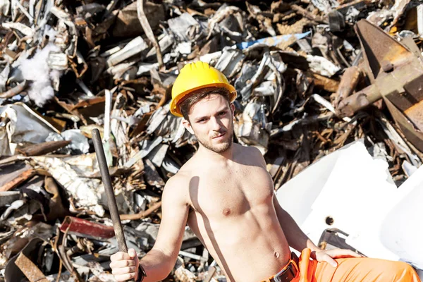 废品堆里的年轻工人 — 图库照片