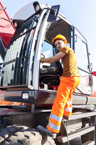 водитель сел на свой грузовик на свалке
