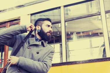 Genç yenilikçi bir tramvay kovalayan