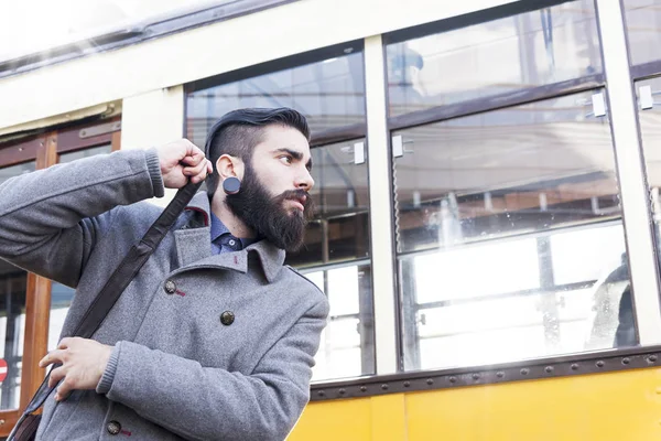 Genç yenilikçi bir tramvay kovalayan