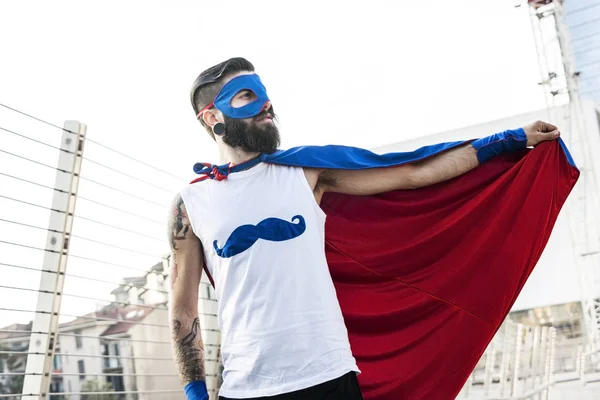 Jonge hipster superheld vecht kwaad — Stockfoto