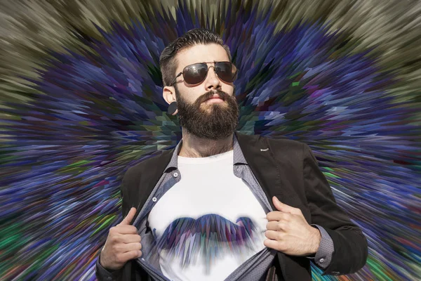 Jeune super héros hipster sur fond coloré — Photo