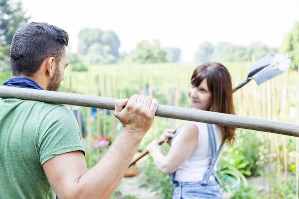 Joven pareja ir a trabajar en su jardín —  Fotos de Stock