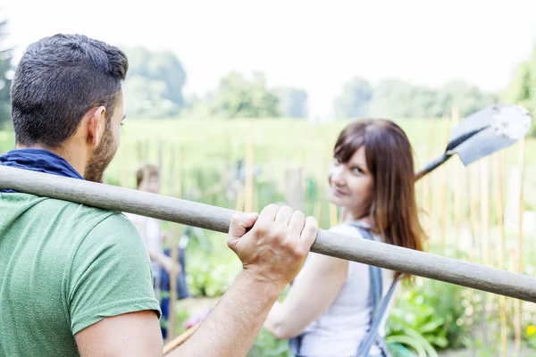 Giovane coppia andare a lavorare nel vostro giardino — Foto Stock