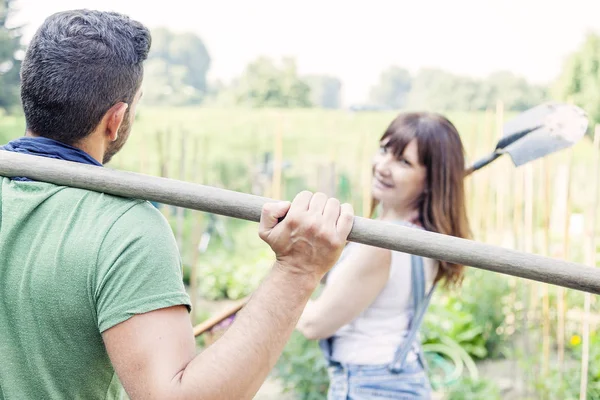 Young couple go to work in your garden — Stock Photo, Image