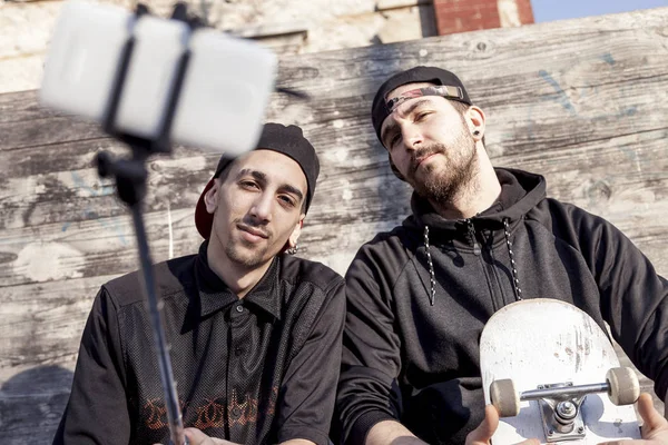 Jeunes garçons skateboarders prend un selfie en plein air — Photo