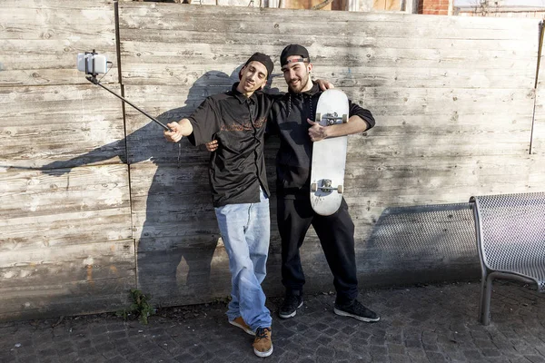 Jeunes garçons skateboarders prend un selfie en plein air — Photo