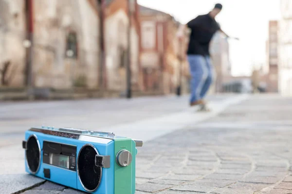 Junge Skateboarder, die auf den Straßen der Vororte üben. rad — Stockfoto