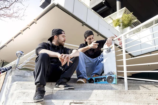 Deux jeunes skateboarder se détendre à la périphérie des escaliers — Photo