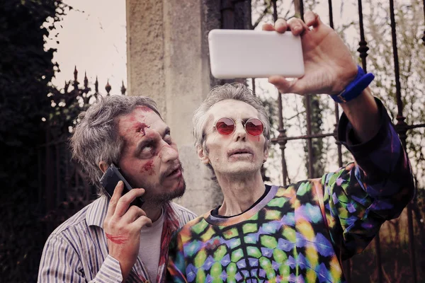 Straszny krwawych zombie mężczyzn trwa selfie na cmentarzu — Zdjęcie stockowe