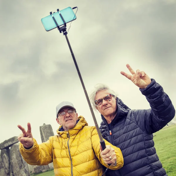 Hombres maduros amigos tomar un selfie en el Stonehenge archaeologica — Foto de Stock