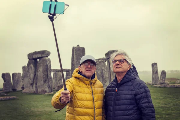 Przyjaciele dojrzałych mężczyzn Zrób sobie selfie w Stonehenge archaeologica — Zdjęcie stockowe