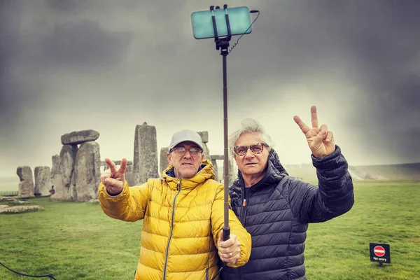 Літні чоловіки друзів взяти на selfie в Стоунхендж archaeologica — стокове фото