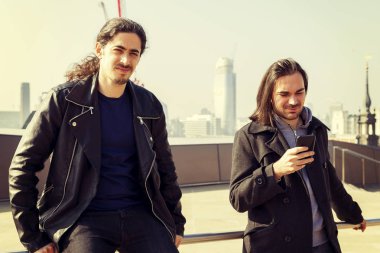 mutlu genç yetişkinler smartphone ile mesaj göndermek