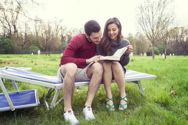 Mooi paar vriendjes ontspannen en knuffelen op weide buiten — Stockfoto