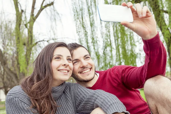 Ωραίο ζευγάρι φίλους παίρνει μια selfie χαλαρώνοντας στις ξαπλώστρες έξω — Φωτογραφία Αρχείου