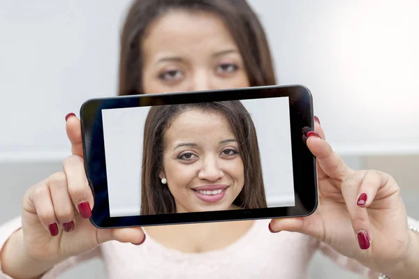 アフリカ系アメリカ人のきれいな女性を取るスマート フォンと selfie — ストック写真