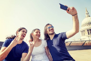Üç genç arkadaş grubu bir Londra terasta bir selfie almak