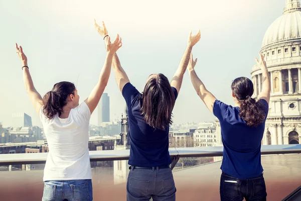 Grupa trzech młodych przyjaciół Podnieś ręce do nieba na lon — Zdjęcie stockowe