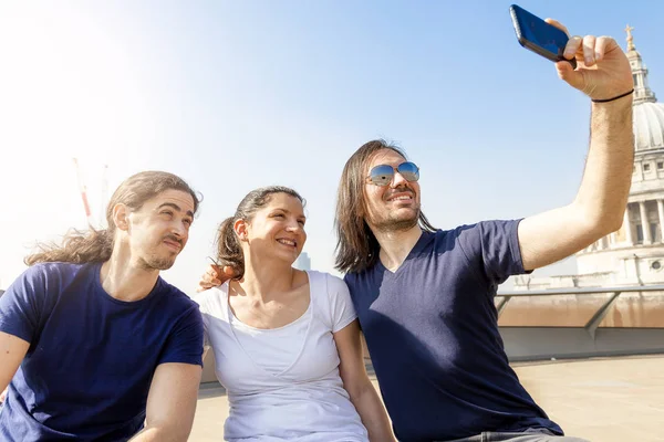 Grupa trzech młodych przyjaciół, zrób sobie selfie na tarasie Londyn — Zdjęcie stockowe