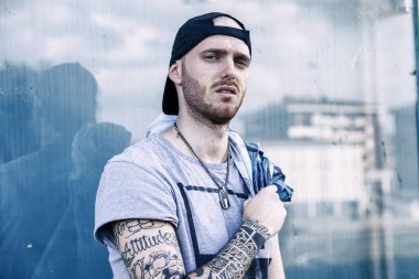 bir rap şarkıcısı dışında yer alan mavi bir aynada yansıyan