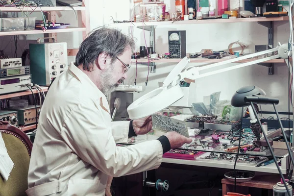 Electronic engineer is working in his laboratory — Stock Photo, Image