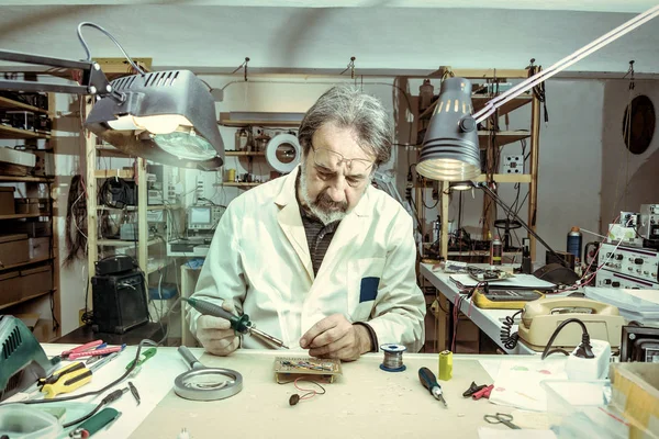 Engenheiro eletrônico no laboratório com um ferro de solda — Fotografia de Stock