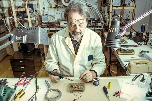 Engenheiro eletrônico no laboratório com um ferro de solda — Fotografia de Stock