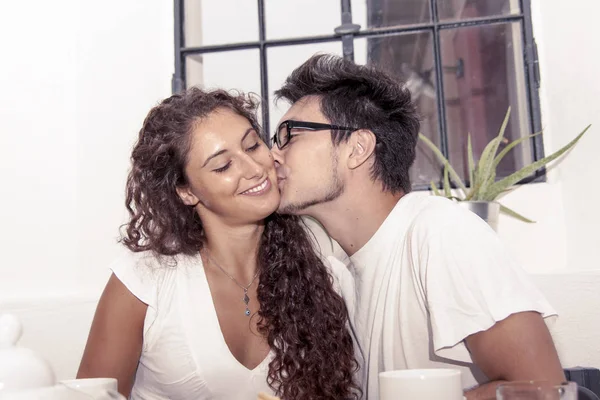 Adolescent couple a petit déjeuner à la maison — Photo