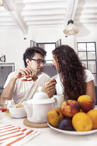 Adolescent couple a petit déjeuner à la maison — Photo