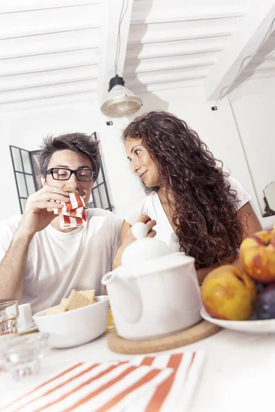 Pasangan remaja sarapan di rumah — Stok Foto