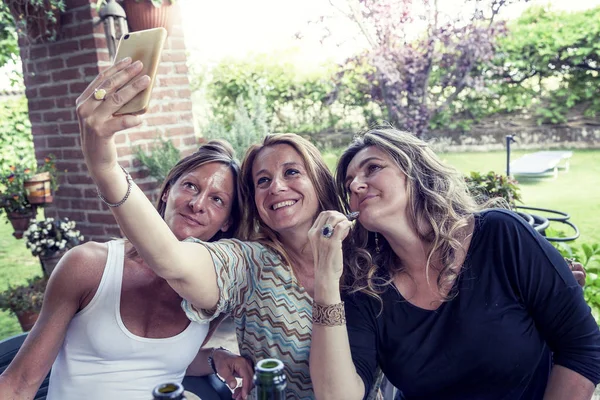 Tre donne piuttosto mature si fanno un selfie in campagna — Foto Stock