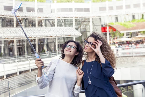 Due belle ragazze sorridenti si fanno un selfie con lo smartphone — Foto Stock