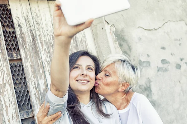 Matka i córka dorosły Weź selfie na świeżym powietrzu — Zdjęcie stockowe