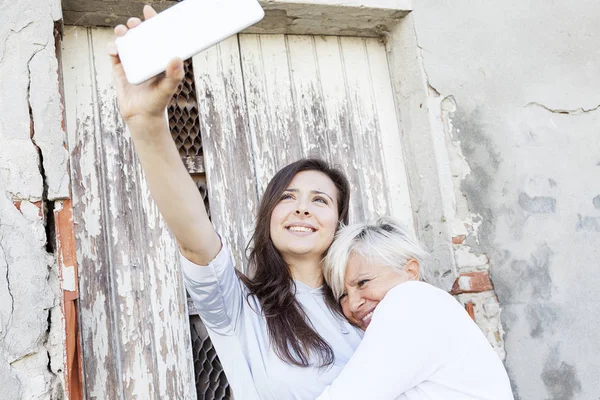 Matka i córka dorosły Weź selfie na świeżym powietrzu — Zdjęcie stockowe