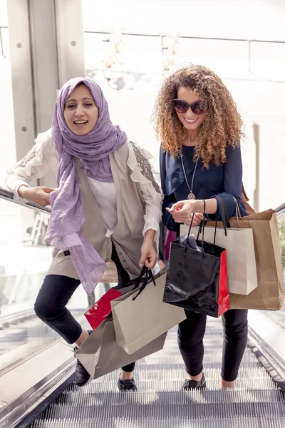 Dvě krásné dívky s nákupními taškami — Stock fotografie