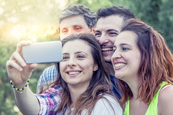 Szczęśliwy Grupa młodych ludzi bierze sobie selfie — Zdjęcie stockowe