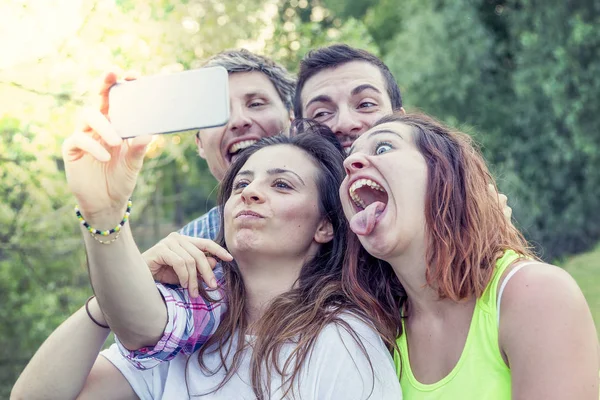 Szczęśliwy Grupa młodych ludzi bierze sobie selfie — Zdjęcie stockowe
