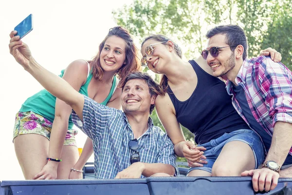 Happy skupina mladých lidí bere selfie — Stock fotografie