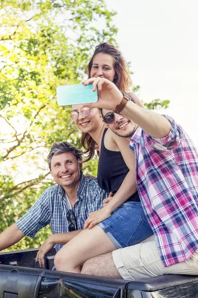 Glückliche Gruppe junger Leute macht ein Selfie — Stockfoto