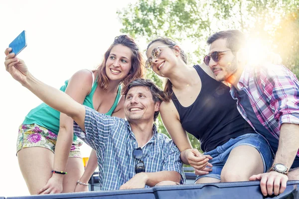 Glückliche Gruppe junger Leute macht ein Selfie — Stockfoto