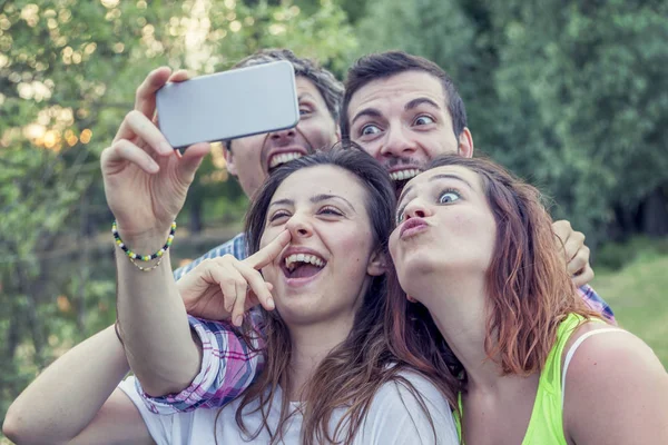 Happy skupina mladých lidí bere selfie — Stock fotografie