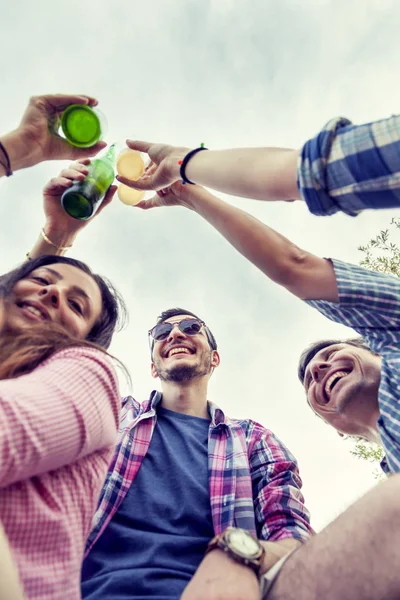 Fröhliche Gruppe junger Freunde stößt mit Bier an — Stockfoto