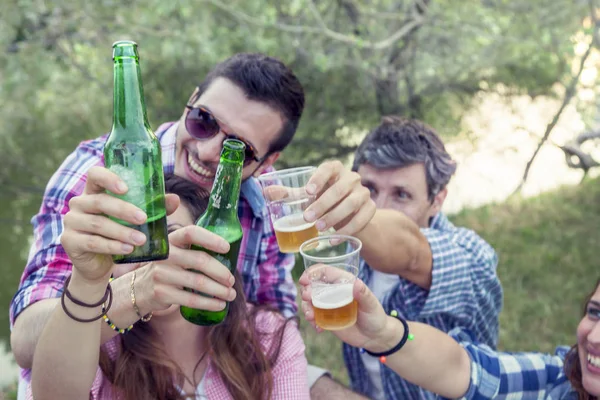 Grupo feliz de jovens amigos brindar com cerveja — Fotografia de Stock